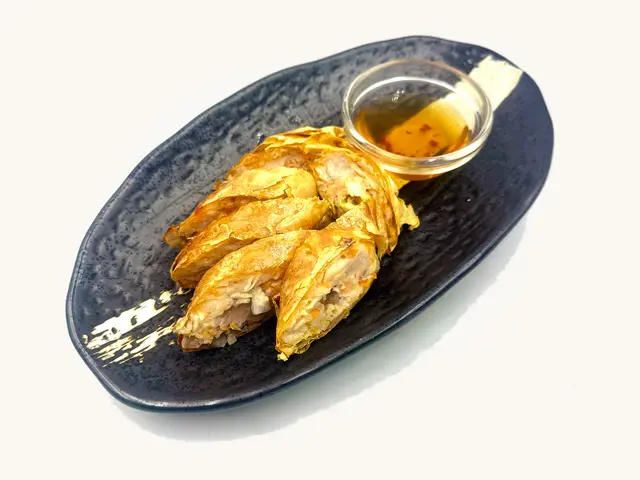 Taiwanesische Hühnchenrolle (雞卷)