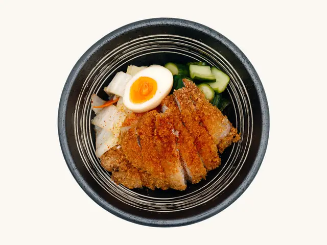 Knusprige Schweineschnitzel (炸豬排便當)